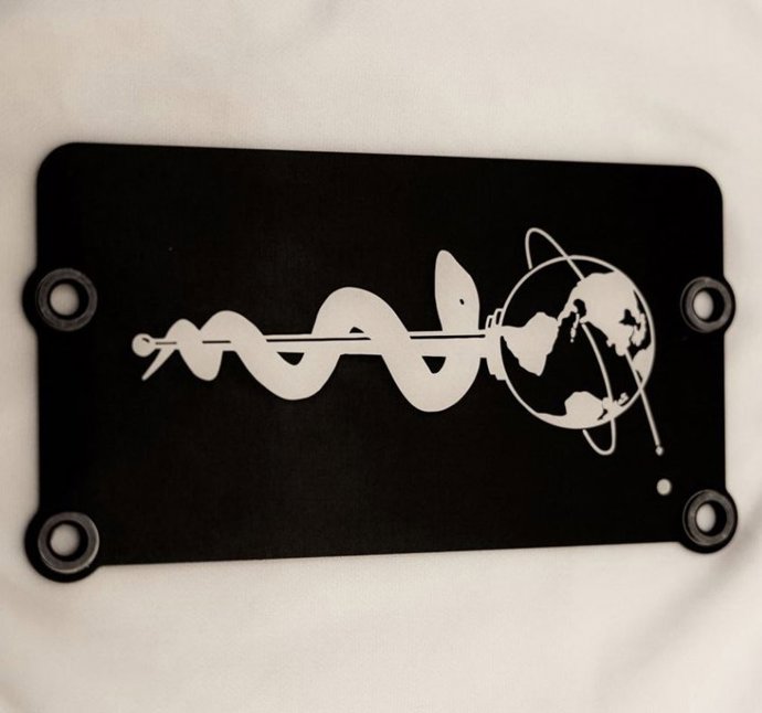 Placa de homenaje a la comunidad médica por la lucha contra el COVID19 que el rover Perseverance llevará a Marte