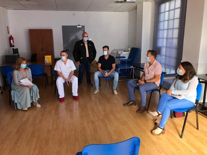 La delegada de Salud, Isabel Paredes, con el alcalde de Conil.