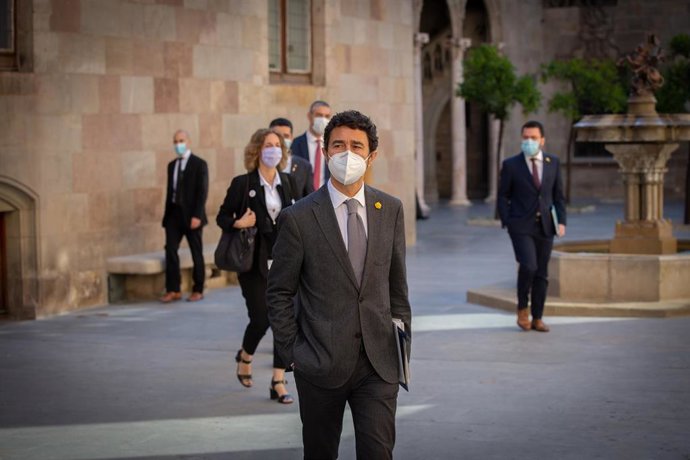 El conseller de Territorio y Sostenibilidad de la Generalitat, Dami Calvet, a su llegada al Palau de la Generalitat el segundo día de la Fase 2 en Catalunya para celebrar el primer Consell Executiu presencial después de que en los últimos tres meses lo