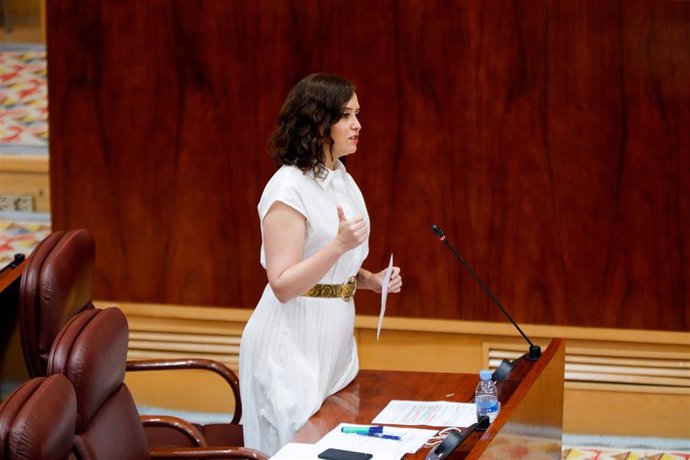 La presidenta de la Comunidad de Madrid, Isabel Díaz Ayuso, en el Pleno de la Asamblea