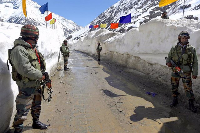 Soldados indios en un paso entre las regiones de Cachemira y Ladaj