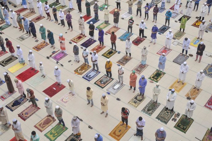 Rezos con distancia social en una mezquita de Bangladesh