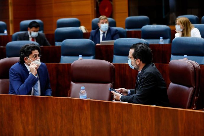 Los consejeros de Vivienda, David Pérez y de Hacienda, Javier Fernández Lasquetty conversan antes de la sesión plenaria 