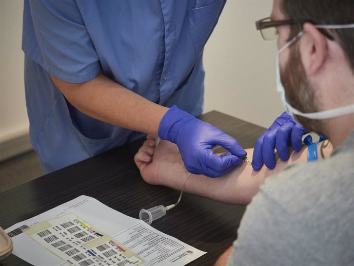 Una trabajadora sanitaria realiza una extracción de muestras para realizar una prueba PCR (Archivo)
