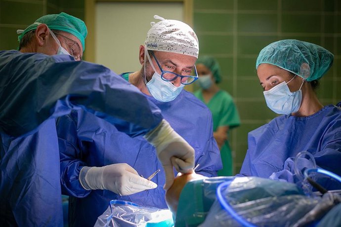 Los doctores Enrique Gastaldi, Vicente Vila y Gema Gastaldi en el quirófano de La Salud