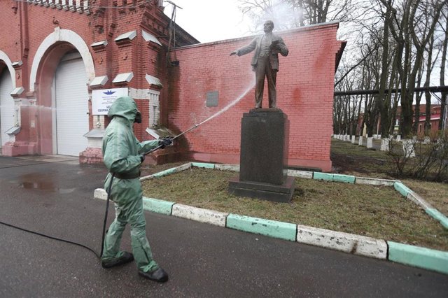 Un trabajador desinfectando en una calle de San Petersburgo
