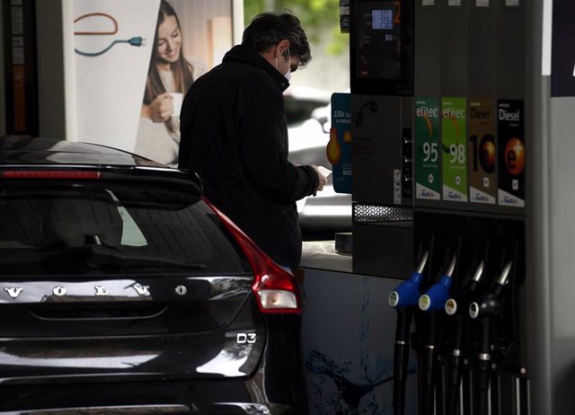 Un hombre echa gasolina a su coche en una gasolinera