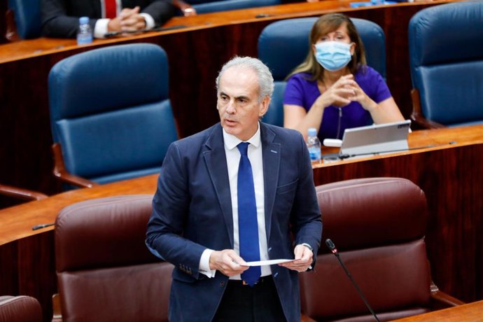 El consejero de Sanidad de la Comunidad de Madrid, Enrique Ruiz Escudero, interviene en la sesión plenaria en la que se debaten los planes de la Comunidad de Madrid ante el fin del estado de alarma, en Madrid, (España), a 18 de junio de 2020.