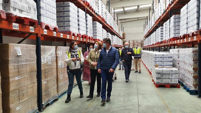 La delegada del Gobierno en Asturias, Delia  Losa, visita las instalaciones del Banco de Alimentos de Asturias.
