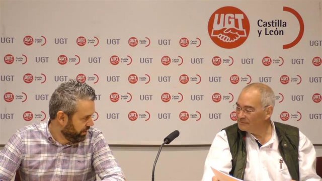 El vicesecretario general de UGT Castilla y León, Evelio Angulo, (d) y el secretario de Política Sindical, Industrial y Empleo, Raúl Santa Eufemia.