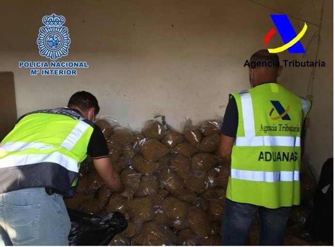 Agentes de la Policía y de la Agencia Tributaria en la operación contra el contrabando de tabaco