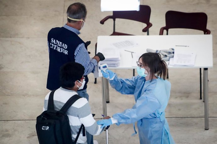 Controles de temperatura a pasajeros realizados en la terminal 4 del Aeropuerto Adolfo Suárez Madrid-Barajas