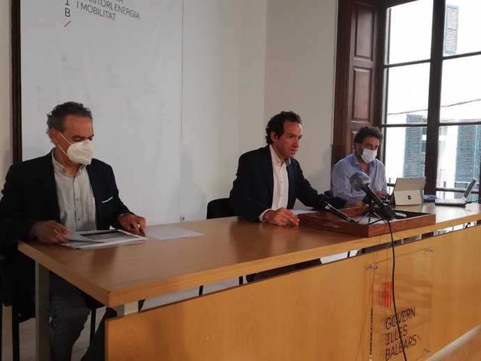 El conseller de Movilidad, Marc Pons (en el centro) presenta el inicio del Plan General de Ports IB.