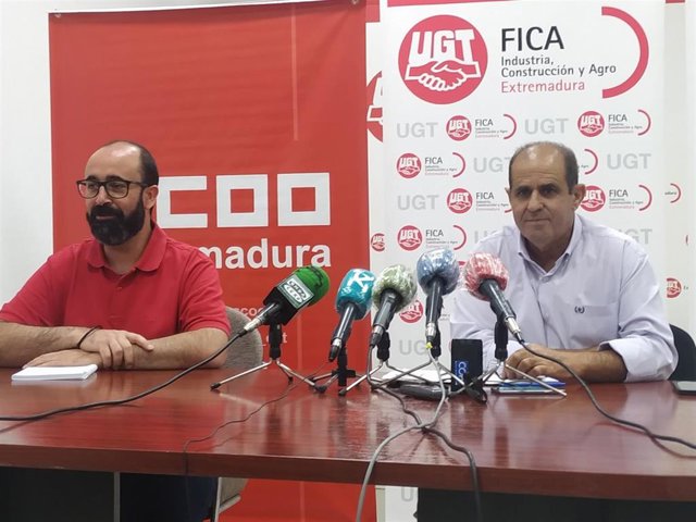 Saturnino Lagar (CCOO) y Miguel Talavera (UGT) anuncian la convocatoria de huelga en el campo extremeño.