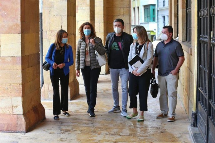 La portavoz de IU Ángela Vallina, la exconcejala Cristina Pontón, el diputado de Podemos Rafael Palacios, y la portavoz de Somos Ana Taboada.