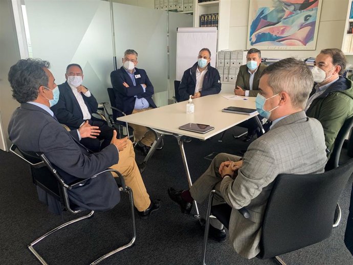 Reunion consejero de Industria, Francisco Martin, y consultores