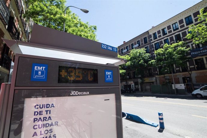 Un termómetro marca los 35 grados a más de un mes para que comience el verano, y cuando Madrid ya ha alcanzado temperaturas de 36 en el centro, en Madrid (España), a 20 de mayo de 2020.