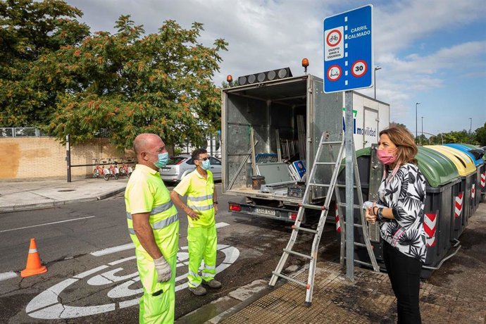 La consejera municipal de Servicios Públicos y Movilidad, Natalia Chueca, delante de una señal de  ciclo-carril calmado