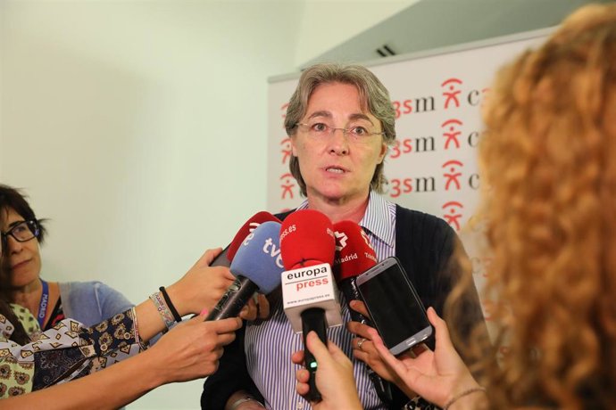 La concejala del Ayuntamiento de Madrid, Marta Higueras dando declaraciones a los medios de comunicación en el acto por el Día Mundial del Alzehimer de la Comunidad de Madrid 2019 organizado por la coordinadora del Tercer Sector de la Comunidad de Madri