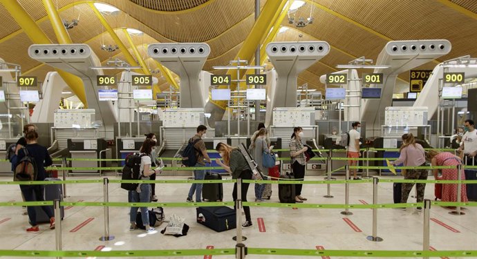 Pasajeros con sus maletas en las instalaciones de la Terminal T4 del Aeropuerto Adolfo Suárez Madrid-Barajas, que junto con el Josep Tarradellas Barcelona-El Prat, Palma de Mallorca y Gran Canaria participará en la prueba piloto de la Agencia Europea de