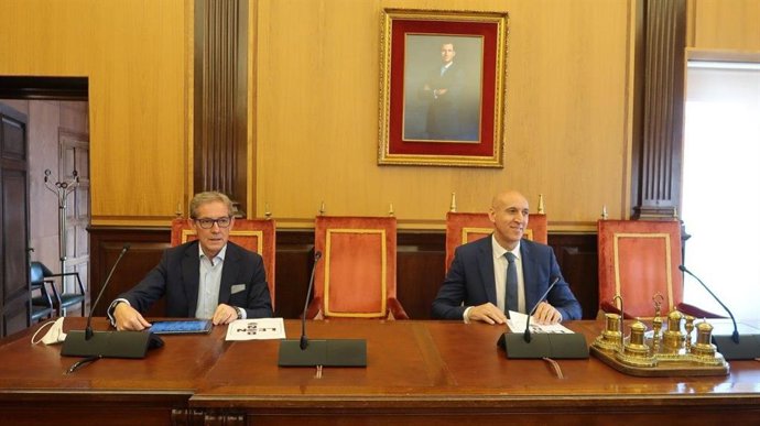 El Alcalde De León, José Antonio Diez, Y El Presidente De La Cámara De Comercio De León, Javier Vega.