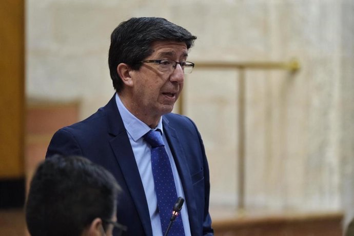 El vicepresidente de la Junta y consejero de Turismo, Regeneración, Justicia y Administración Local, Juan Marín, en el Pleno del Parlamento