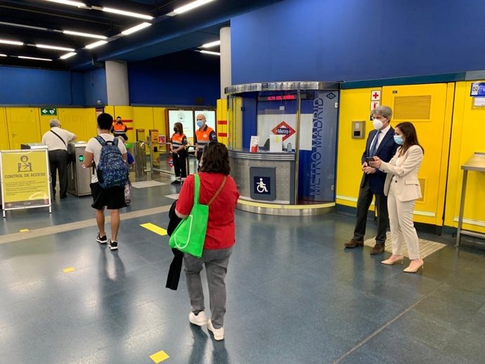 El consejero de Transportes, Ángel Garrido, presenta una nueva funcionalidad de la app de Metro de Madrid