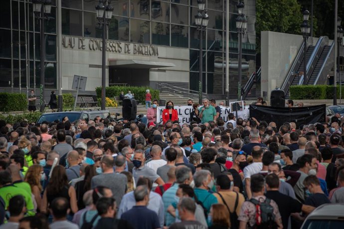 La alcaldesa de Barcelona, Ada Colau (de rojo), durante una nueva manifestación de trabajadores de Nissan. En Barcelona, Catalunya (España), a 11 de junio de 2020.