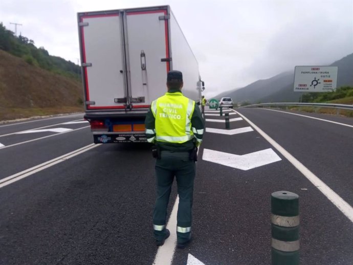 Choque entre un camión y un turismo