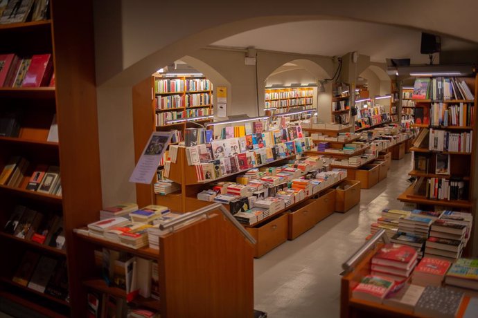 Llibres i material collocat en les prestatgeries de la llibreria Laie Pau Claris llibreria-caf de Barcelona, Catalunya, (Espanya), en la vigília de la Diada de Sant Jordi, el 22 d'abril de 2020.