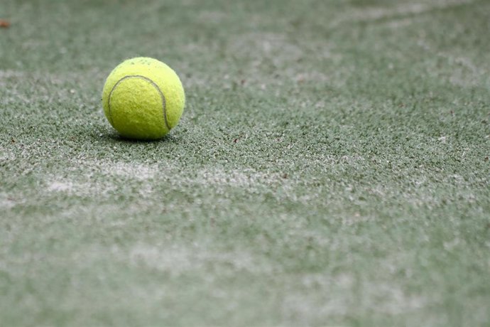 Una pelota en un campo de pádel durante un partido en una pista.