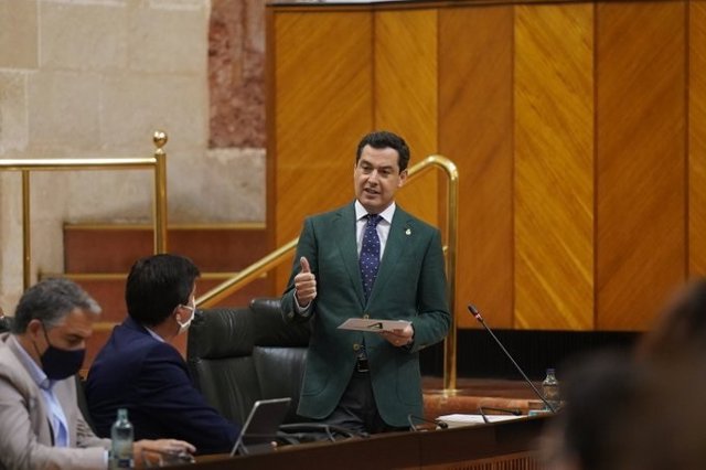 El presidente de la Junta de Andalucía, Juanma Moreno, durante la sesión de control al Gobierno en la Cámara andaluza
