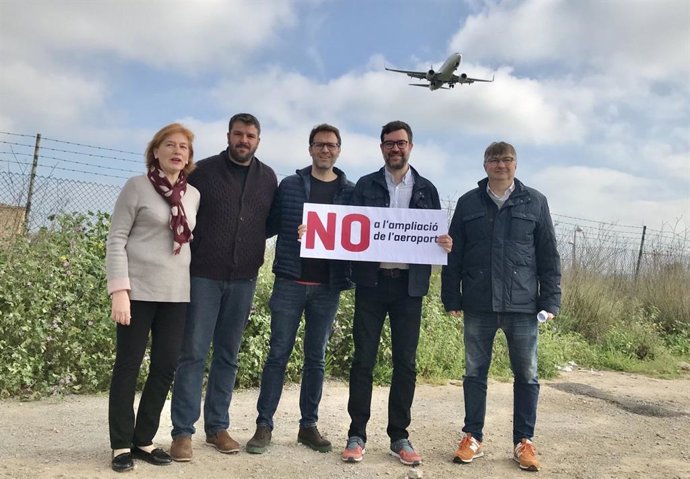 Foto de archivo de Noguera cerca del aeropuerto junto a alcaldes de MÉS.