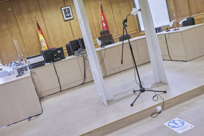 Una de las salas de los Juzgados de Plaza de Castilla donde se ha colocado una mampara protectora, una de las medidas de seguridad laboral colectivas e individuales que sel han dispuesto en las sedes judiciales a lo largo de la crisis del COVID-19