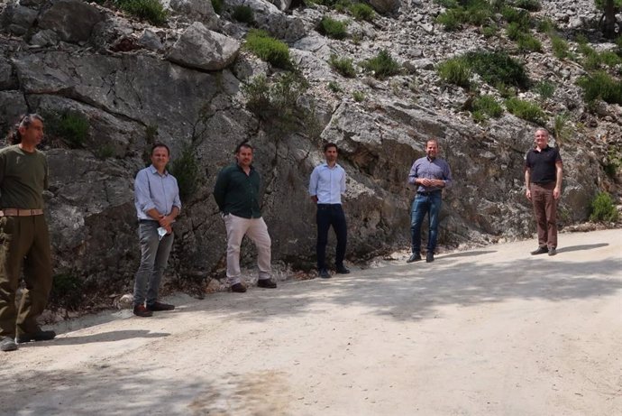 El conseller de Medio Ambiente, Miquel Mir, en la visita a los caminos reparados.