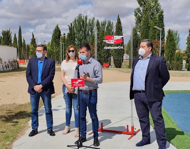 Tudanca atiende a los medios de comunicación en su visita a Cigales (Valladolid)