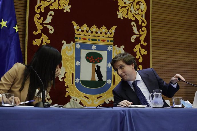 La vicealcaldesa, Begoña Villacís, y el alcalde de Madrid, José Luis Martínez-Almeida