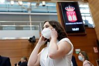 Ayuso pide "respeto" para las decisiones de los sanitarios y ve "insensato" cuestionarlas