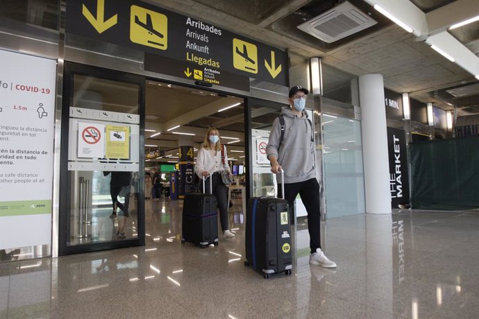 Viajeros procedentes de Alemania llegan al Aeropuerto de Palma de Mallorca.  En Palma de Mallorca, Islas Baleares (España), a 15 de junio de 2020.