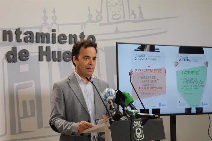 El teniente de alcalde de Cultura del Ayuntamiento de Huelva, Daniel Mantero, en rueda de prensa.