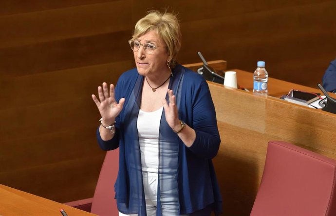 La consellera Ana Barceló en su intervención en Las Corts