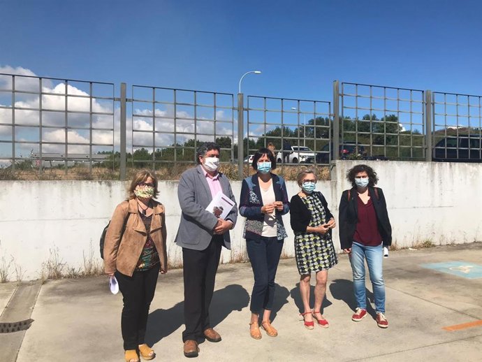 Ana Pontón, candidata del BNG en el centro,junto con Montse Prado  y Goretti Sanmartín, y el presidente de Fagal, Juan Carlos Rodríguez, y su vicepresidenta, Isabel Gey.
