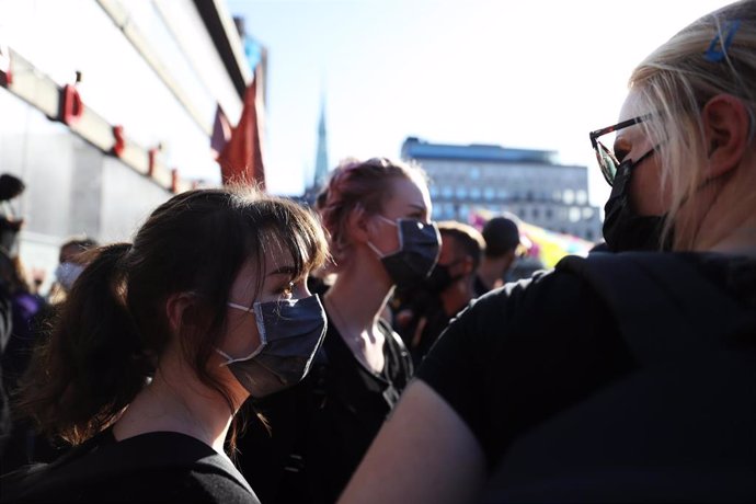 Personas con mascarilla en una manifestación en Estocolmo
