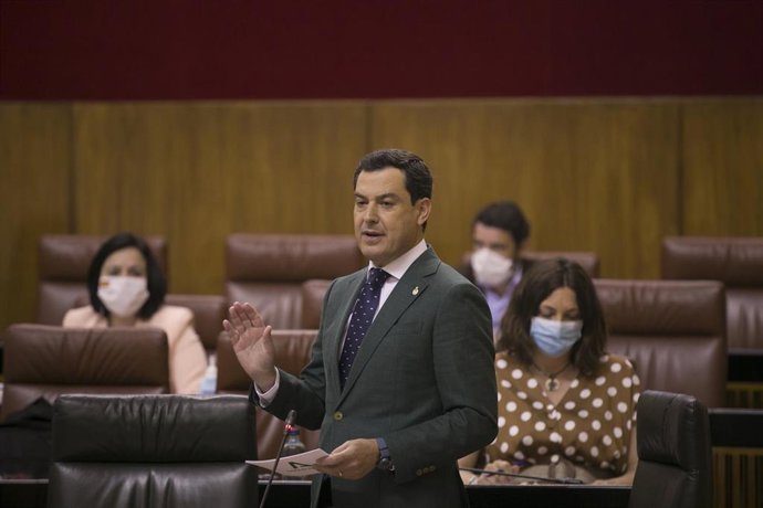 El presidente de la Junta de Andalucía, Juanma Moreno (c) responde a las preguntas del grupo parlamentario socialista durante la sesión de control al gobierno en el Pleno del Parlamento de Andalucía. En Sevilla (Andalucía, España), a 18 de junio de 2020.