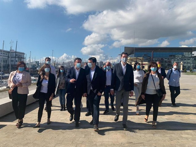 El secretario xeral del PSdeG y candidato a la presidencia de la Xunta, Gonzalo Caballero, junto a miembros de la candidatura por la provincia de A Coruña en las elecciones del 12 de julio