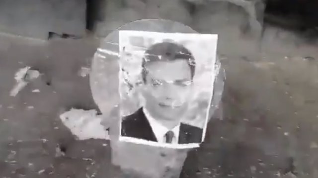 Fotograma del vídeo en el que se ve a varios individuos disparando contra fotografías del presidente del Gobierno, Pedro Sánchez