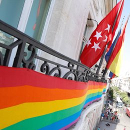 Bandera del Orgullo LGTBi en el balcón de la Real Casa de Correos, sede del Gobierno regional de la Comunidad de Madrid