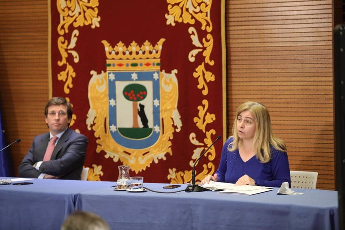 Inmaculada Sanz, portavoz municipal, junto al alcalde de Madrid, José Luis Martínez-Almeida