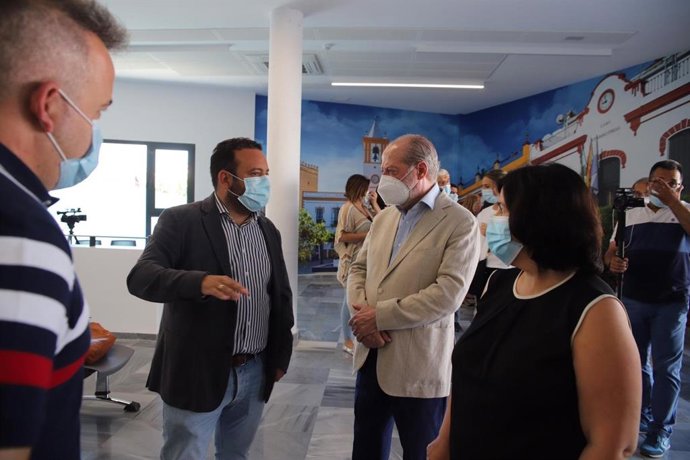 El presidente de la Diputación, Fernando Rodríguez Villalobos, y el alcalde de La Algaba, Diego Manuel Agüera, durante una visita en el municipio