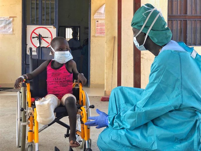 Un niño herido por la violencia en Jonglei se recupera en un hospital de Yuba gestinado por el CICR